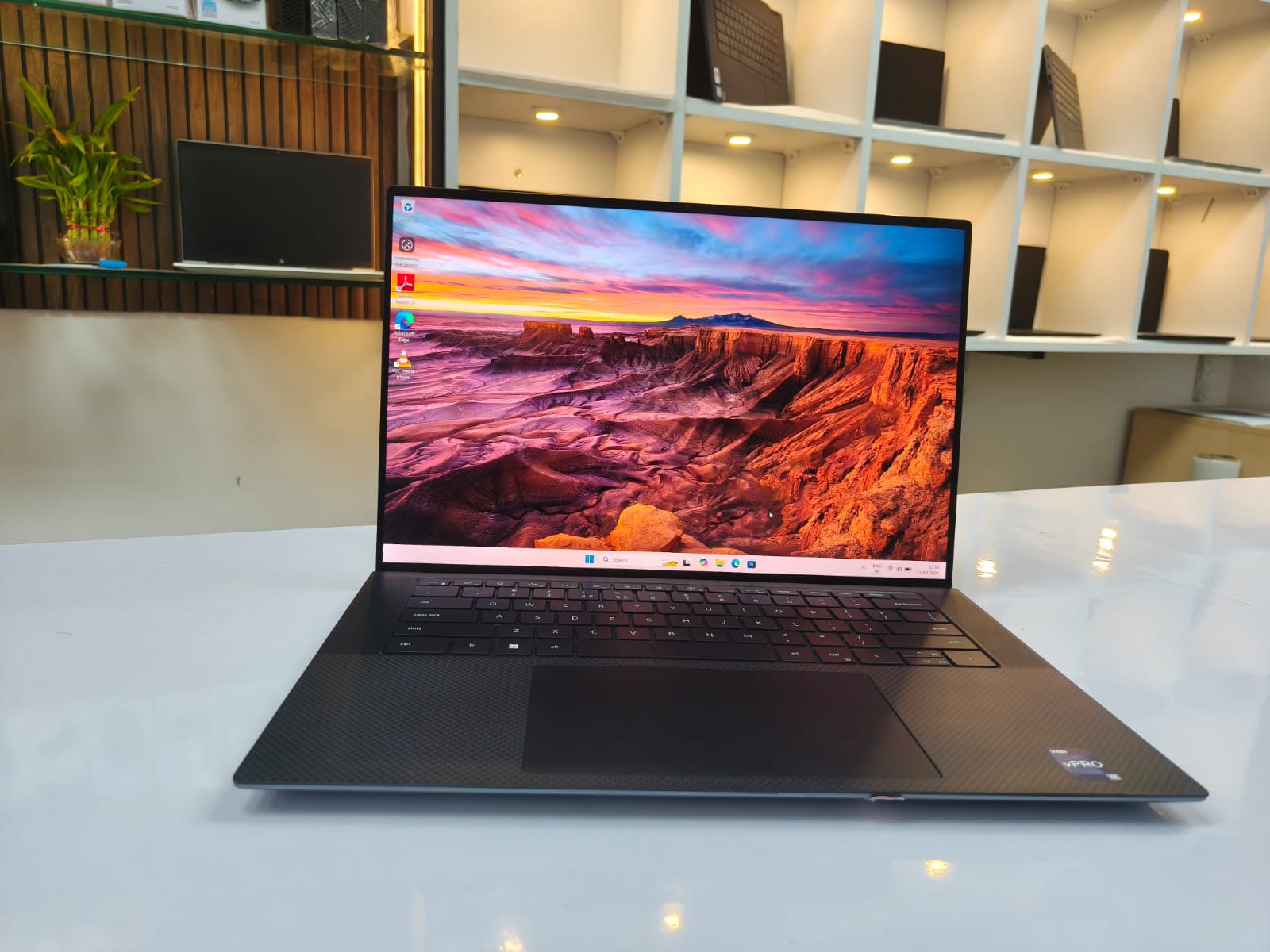 DELL PRECISION 5560 - Refurbished | Intel Core i7-11850H CPU @ 2.50 GHz (Turbo Boost up to 4.80 GHz) - 8 Cores / 16 Threads | 16 GB RAM | 32 GB RAM | 512 GB SSD | 1 TB SSD | NVIDIA T1200 4 GB Dedicated Graphics | Webcam | Bluetooth | Wi-Fi | 15.6 Inches Full HD+ Display | USB-C / Thunderbolt 4 Ports | Windows 10/11 Pro